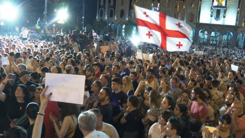 Masowe protesty w stolicy Gruzji. Dziesiątki rannych w wyniku starć z policją