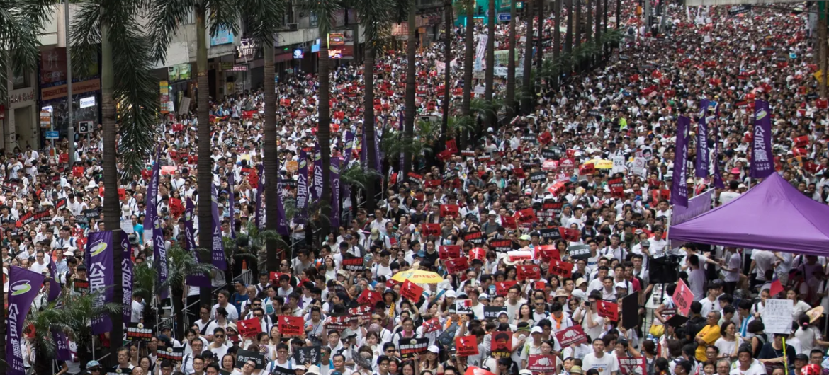 Komentatorzy potępiają użycie nadmiernej siły przez policję Hongkongu