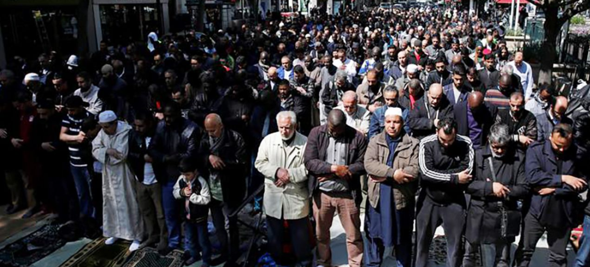 Francuski parlament przestrzega przed radykalizacją islamską