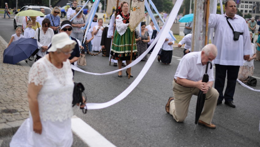 Kuriozalna wypowiedź. Rzeczniczka SLD porównuje procesje Bożego Ciała do… marszów równości