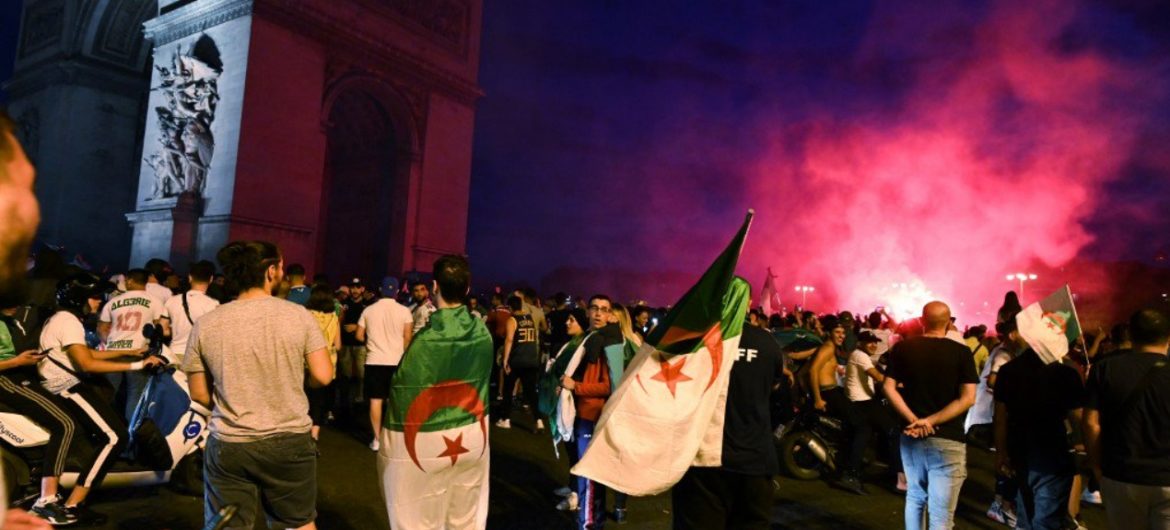 Tak Algierczycy zdemolowali Francję po awansie ich drużyny w PNA. Nie żyje kobieta, a jej roczne dziecko walczy o życie
