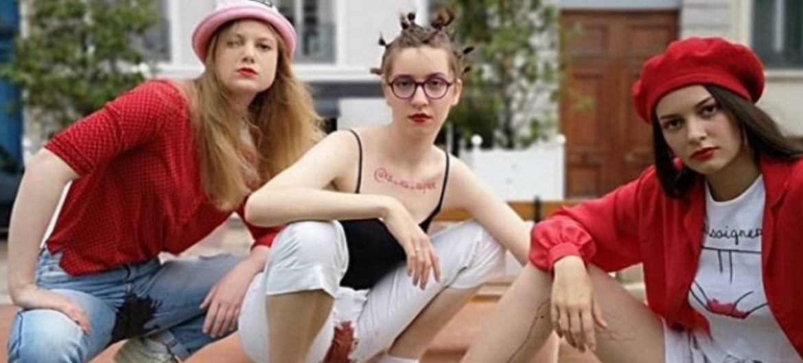 Szaleńczy protest francuskich feministek. Pozują do zdjęć w ubraniach… poplamionych krwią menstruacyjną. “GW’ zachwycone