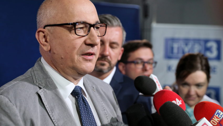 Można pęknąć ze śmiechu! Brudziński z nietypowymi apelem dla Schetyny. “Takie stany maniakalne można leczyć”