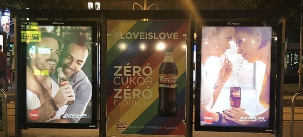 Coca-Cola zmienia “tęczową” kampanię, która oburzyła Węgrów