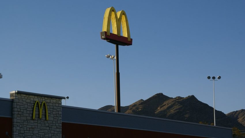 Hindusi oburzyli się na McDonalds gdy ogłoszono, że serwują wyłącznie mięso halal