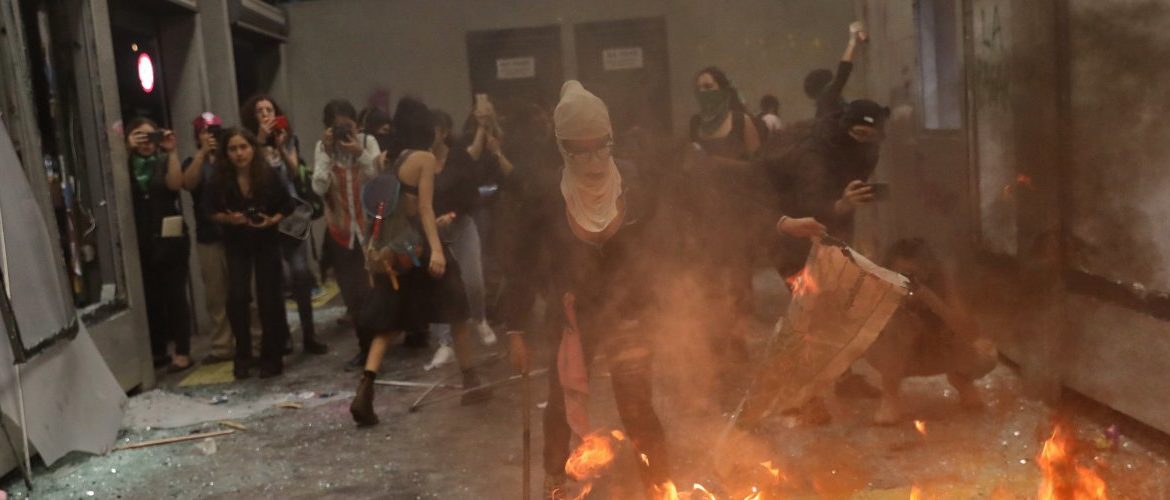 Brutalne protesty feministek w Meksyku. Zdewastowały słynny pomnik