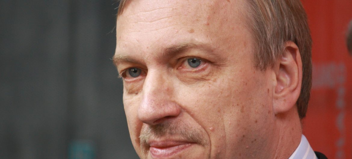 Jak on mógł coś takiego napisać? Szokująca “teoria antenowa” Zdrojewskiego zażenowała internautów