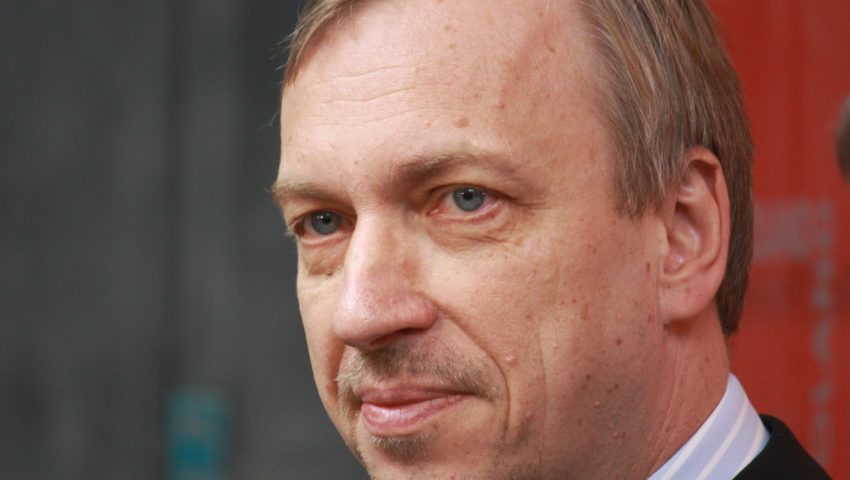Jak on mógł coś takiego napisać? Szokująca “teoria antenowa” Zdrojewskiego zażenowała internautów