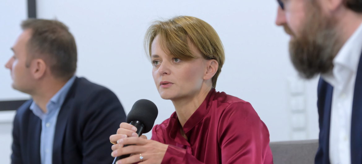 Minister Emilewicz chciała pomóc restauracji. Nie spodobało się to internautom