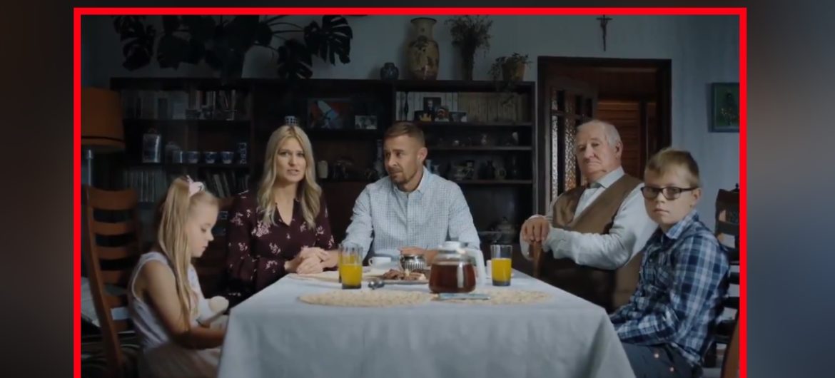 “Paździerzowy jak meblościanka w tle”. Rzeczniczka Lewicy kpi ze spotu PO