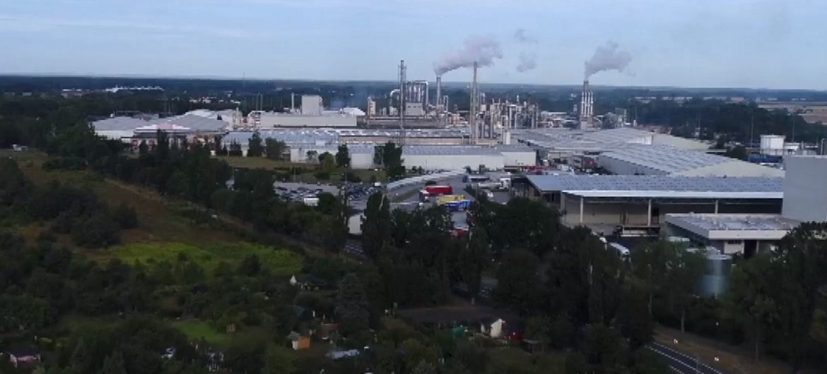 Spalanie ton toksycznych odpadów, fabryka kleju obok ujęć wody pitnej i dziwne awarie czujników pomiaru skażenia powietrza. Czy międzynarodowy koncern truje ponad trzydziestotysięczne miasto?