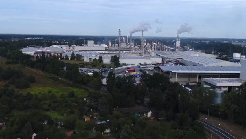 Spalanie ton toksycznych odpadów, fabryka kleju obok ujęć wody pitnej i dziwne awarie czujników pomiaru skażenia powietrza. Czy międzynarodowy koncern truje ponad trzydziestotysięczne miasto?