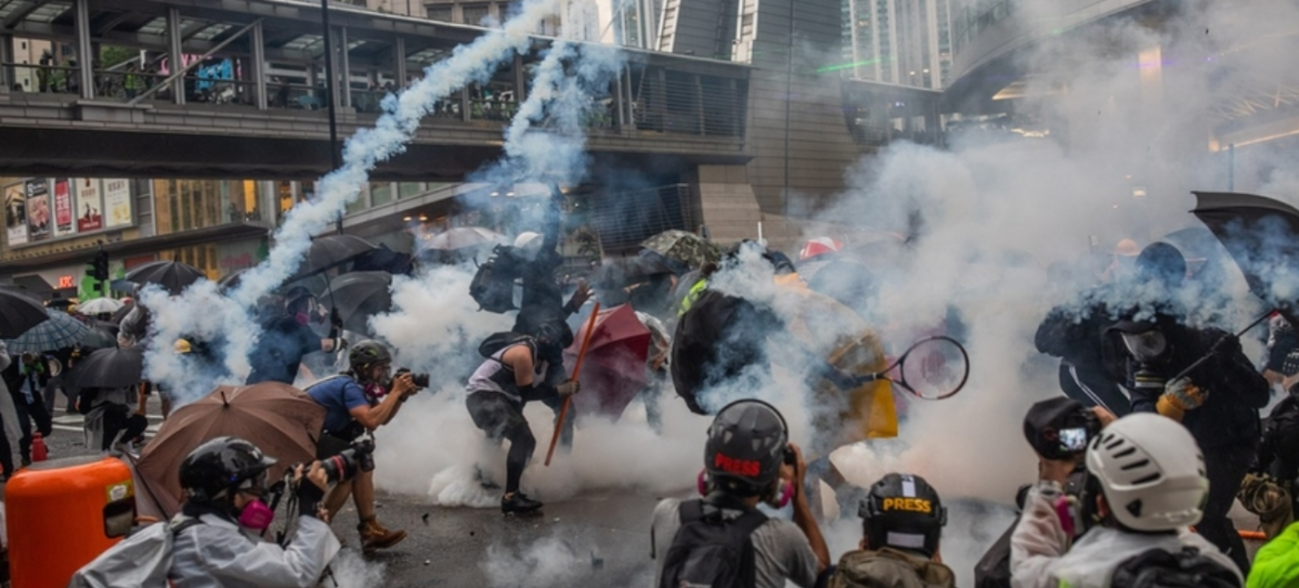 Rocznica powstania komunistycznej Chińskiej Republiki Ludowej. Policja brutalnie tłumi demonstracje w Hong Kongu