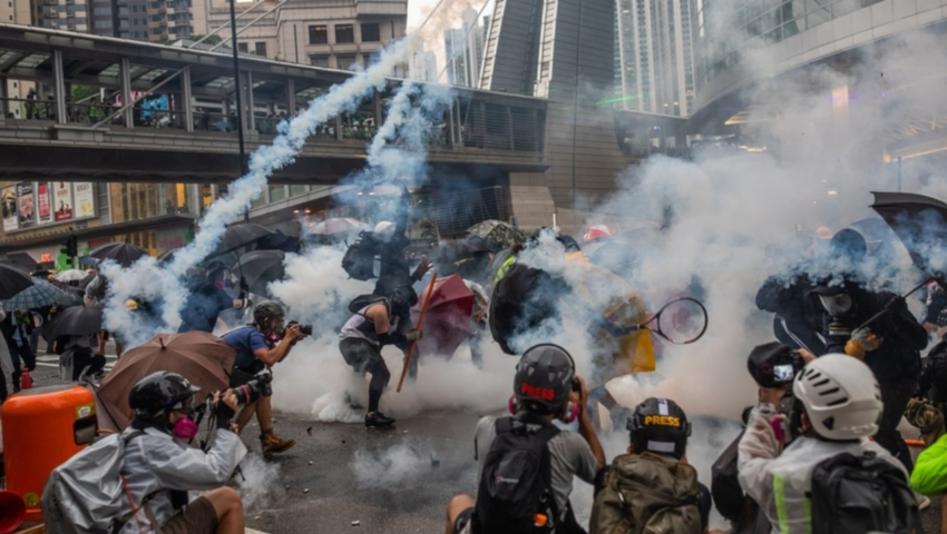 Rocznica powstania komunistycznej Chińskiej Republiki Ludowej. Policja brutalnie tłumi demonstracje w Hong Kongu
