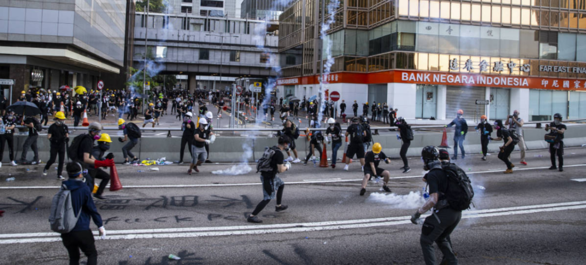 PILNE: Policja w Hongkongu użyła ostrej amunicji do tłumienia protestów