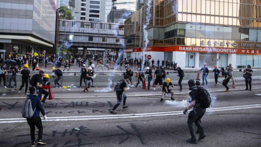 PILNE: Policja w Hongkongu użyła ostrej amunicji do tłumienia protestów