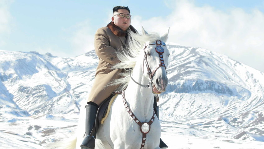 Kim Dzong Un na białym koniu; krytykuje USA i sankcje