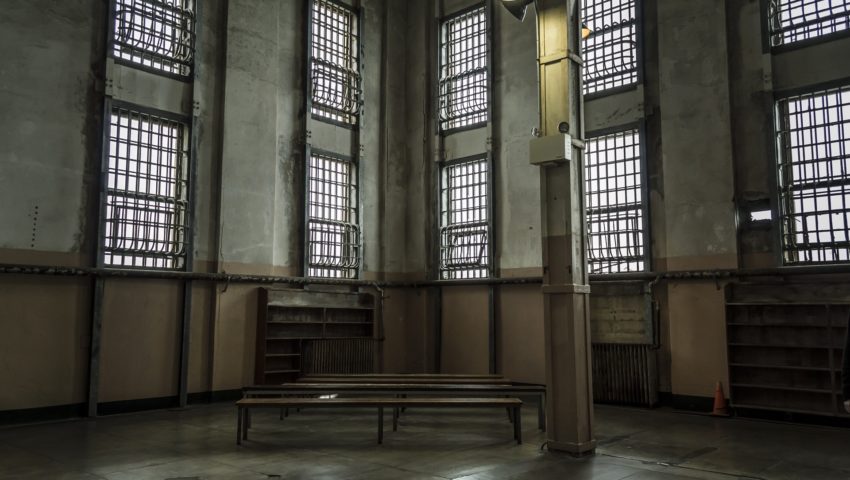 Pedofil, który zgwałcił 200 dzieci, zmarł w więzieniu. Władze podejrzewają współwięźniów