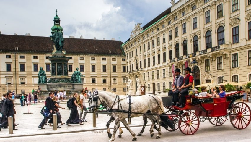 Lider populistów oskarżany o konszachty z Rosjanami odszedł z polityki
