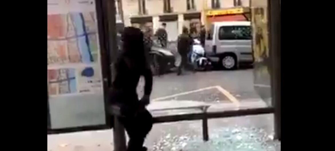 Ten filmik musisz koniecznie zobaczyć! Totalna kompromitacja Antify w starciu z… przystankiem autobusowym