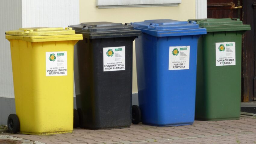 Ściągają od emerytów i rencistów za śmieci, a z podatków zgarniają miliardy! Ogromny wzrost dochodów w samorządach
