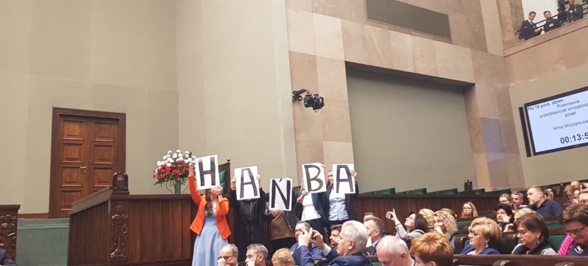 Pomylili mecz z posiedzeniem izby? Działacze KO wznieśli kartoniadę oraz głośne okrzyki na sali sejmowej