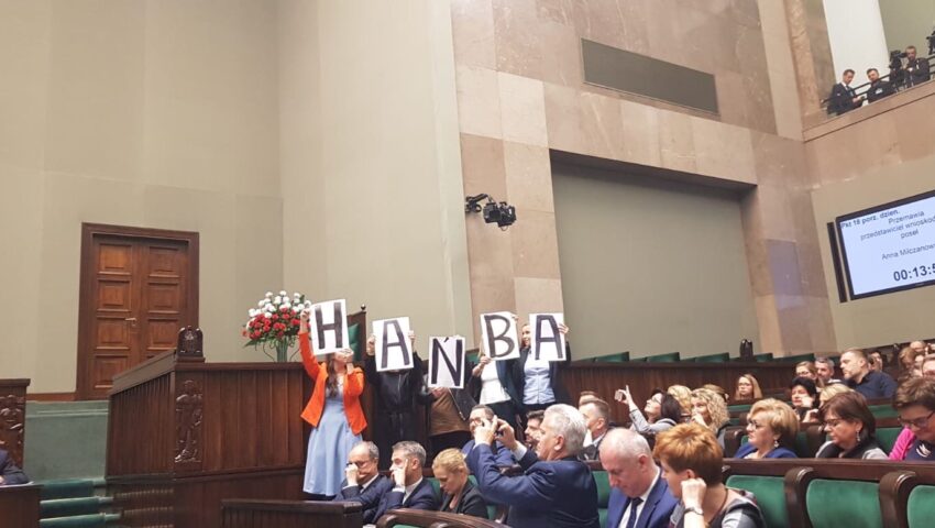Pomylili mecz z posiedzeniem izby? Działacze KO wznieśli kartoniadę oraz głośne okrzyki na sali sejmowej
