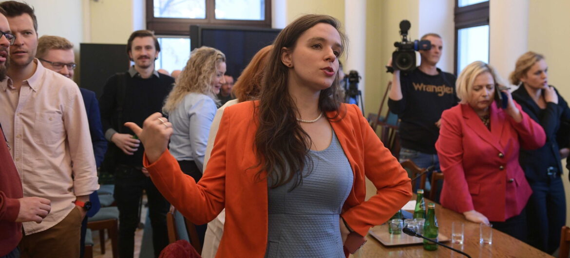 Dramatyczny apel Klaudii Jachiry. Polityk KO odczuwa dyskomfort w Sejmie, gdyż posłowie… chcą ją całować w rękę