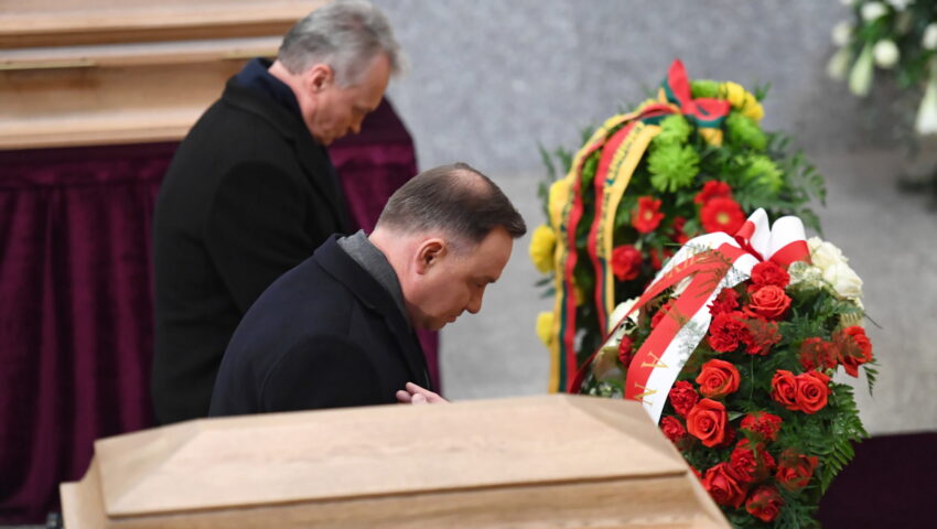 Pogrzeb polskich bohaterów: kondukt żałobny z trumnami uczestników powstania styczniowego dotarł na Rossę