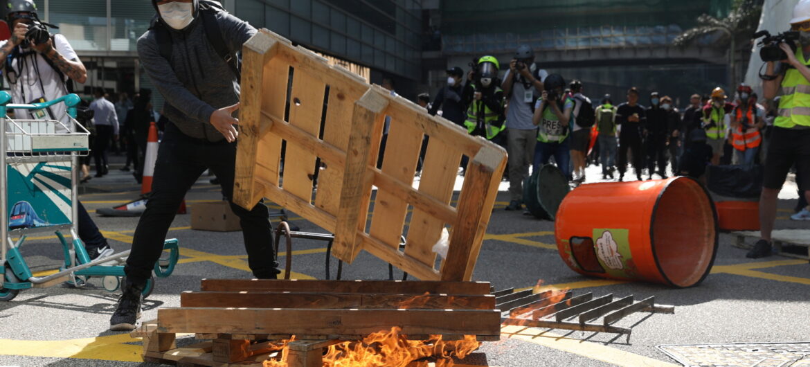 Krwawy poniedziałek w Hongkongu. Protestujący podpalili mężczyznę żywcem, policja użyła broni