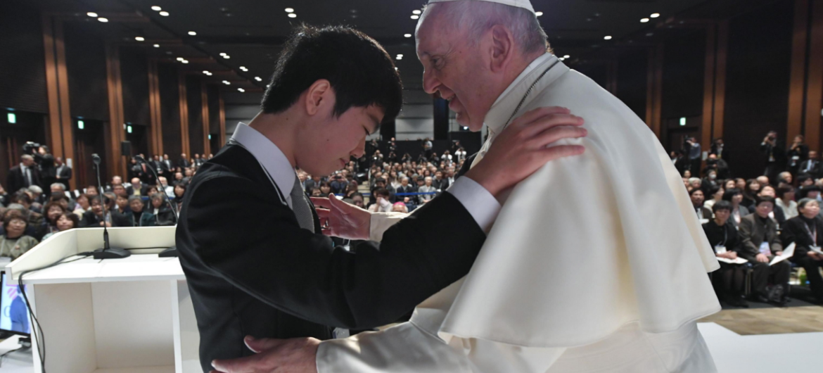 Papież Franciszek spotkał się z młodzieżą w Japonii. “Ludzie żyjący w szalonym pośpiechu są niczym zombie”