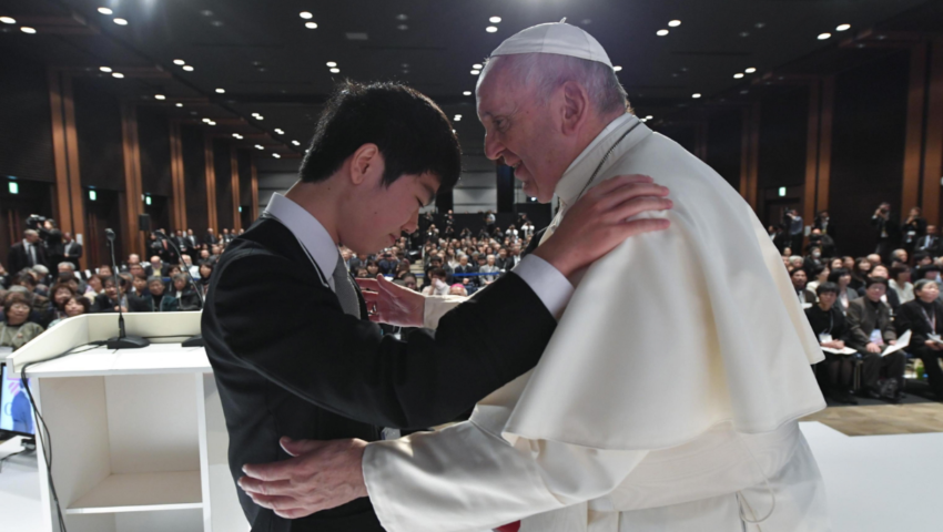 Papież Franciszek spotkał się z młodzieżą w Japonii. “Ludzie żyjący w szalonym pośpiechu są niczym zombie”