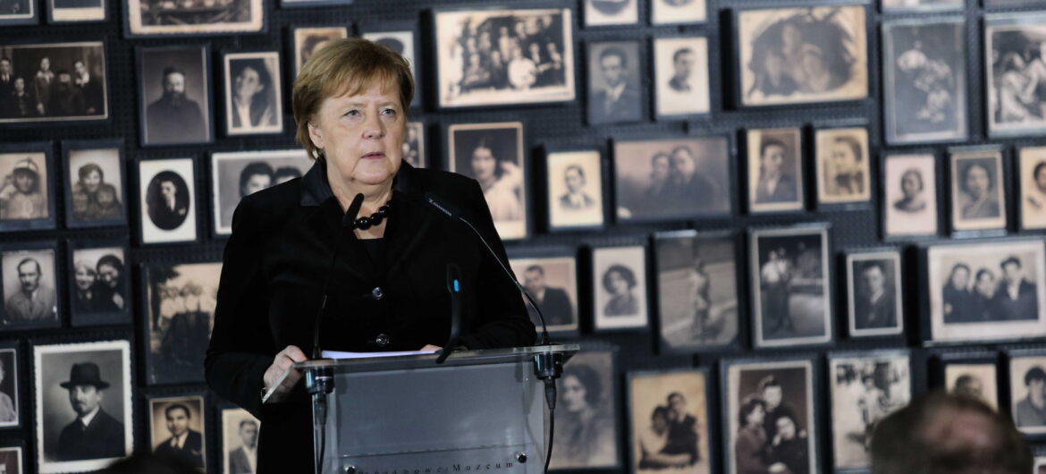 Zachodnie media nie mają wątpliwości. “Wizyta Merkel w Auschwitz odpowiedzią na negowanie winy Niemiec”