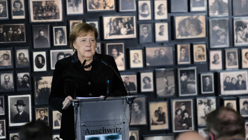 Zachodnie media nie mają wątpliwości. “Wizyta Merkel w Auschwitz odpowiedzią na negowanie winy Niemiec”