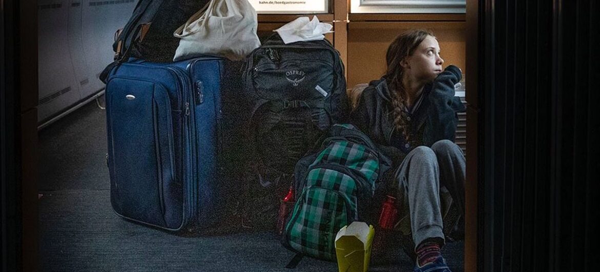 Greta Thunberg pokazuje zdjęcie, na którym siedzi na podłodze w niemieckim pociągu. Firma kolejowa odpowiada: “Greta, przecież podróżowałaś pierwsza klasą!”