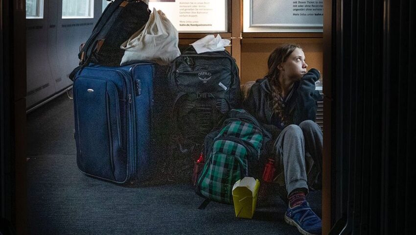 Greta Thunberg pokazuje zdjęcie, na którym siedzi na podłodze w niemieckim pociągu. Firma kolejowa odpowiada: “Greta, przecież podróżowałaś pierwsza klasą!”