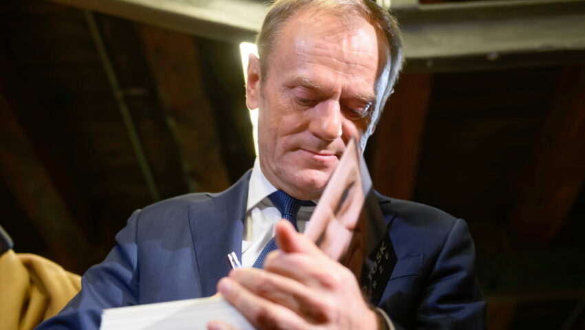 Donald Tusk prorokiem? Znany publicysta wyśmiewa błędy w książce byłego premiera