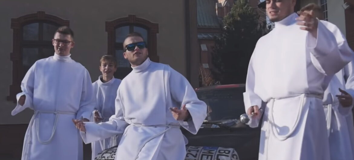 Hit czy kit? Ministranci przerobili popularną piosenkę i podbijają sieć