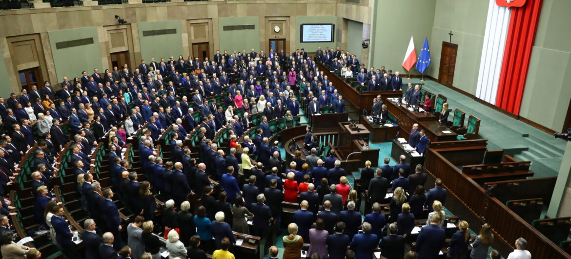 Unia chce wymóc na Polsce podwyższenie wieku emerytalnego. Co na to PiS?