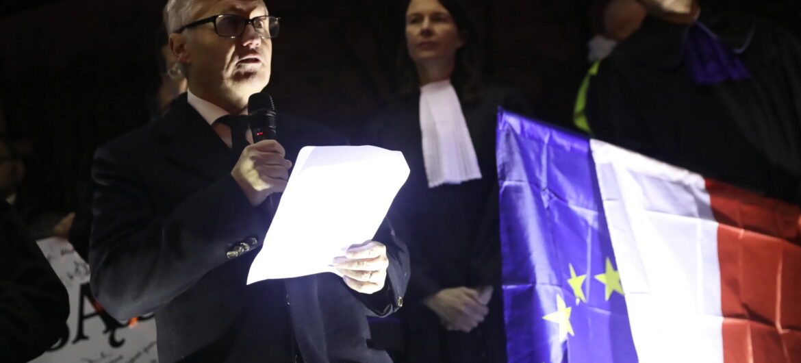 Cóż za “wpadka” na marszu tysiąca tóg. Sędziowie na hasło: “Do hymnu” odśpiewali “Odę do radości”