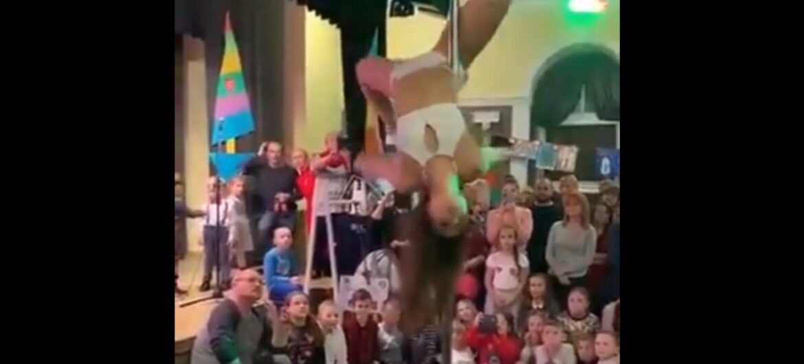 Szokujące nagranie! Skąpo ubrana tancerka tańczy na rurze przed dziećmi. I to na finale WOŚP