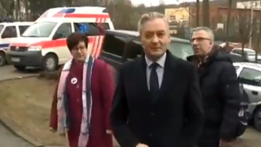 Śmiechu warte! Biedroń grzmi przed szpitalem, że brakuje w nim karetki, podczas gdy dowody… stoją za nim