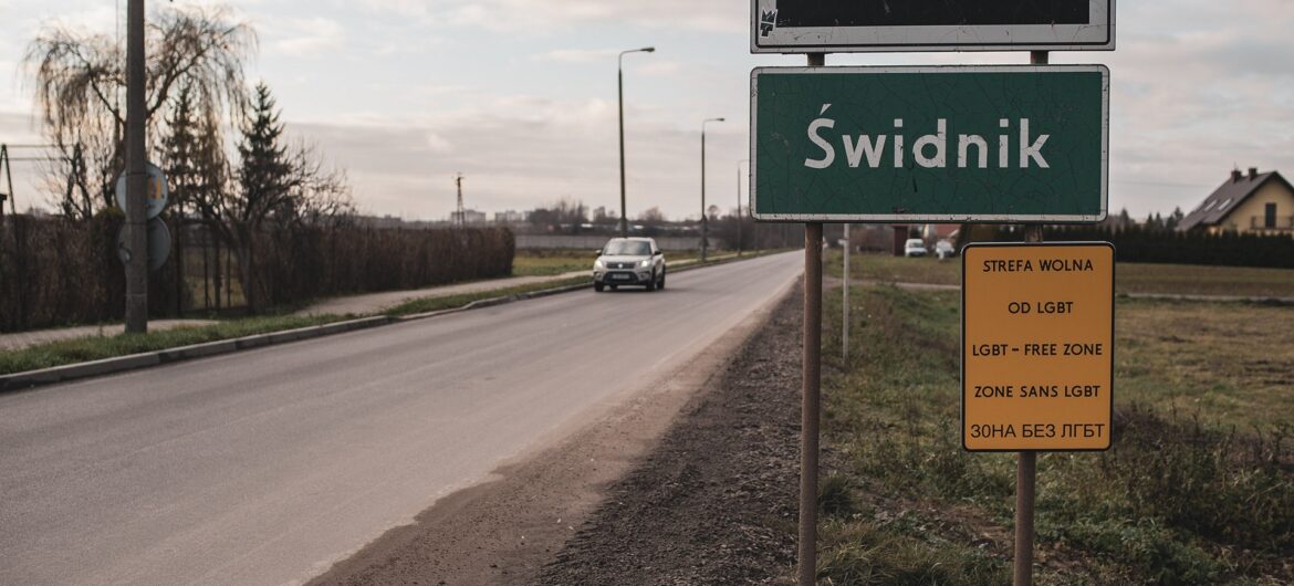 Szwedzi domagają się zdjęcia tablic “stref wolnych od LGBT”. Wiceminister zamierza przekazać im, kto jest ich autorem