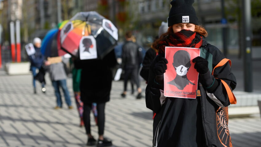 Feministki używają nazistowskich symboli? Dziennikarze TVN-u, musicie zareagować!