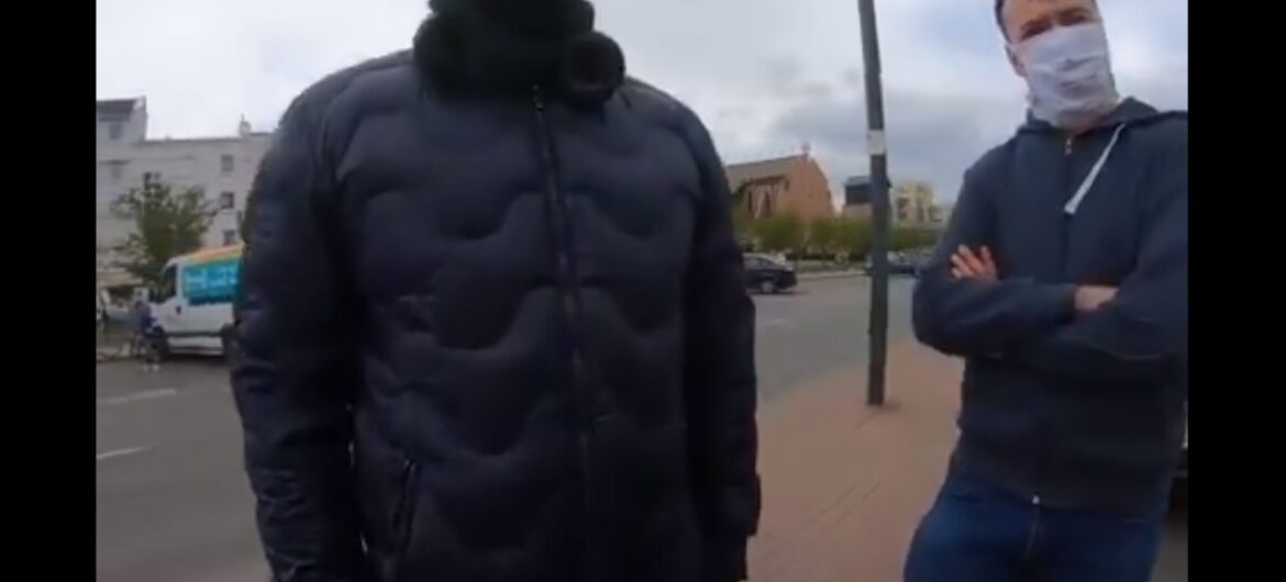 Kierowca furgonetki “Stop Pedofilii” zaatakowany w Warszawie. Dziennikarz Onetu stanął w obronie… napastnika