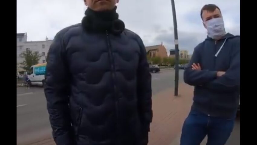 Kierowca furgonetki “Stop Pedofilii” zaatakowany w Warszawie. Dziennikarz Onetu stanął w obronie… napastnika
