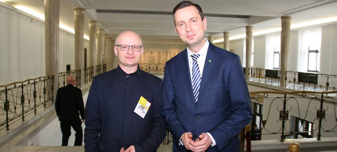 Kuriozalny pomysł działacza PSL. Chce zarazić się koronawirusem i w 5 minut się go pozbyć!