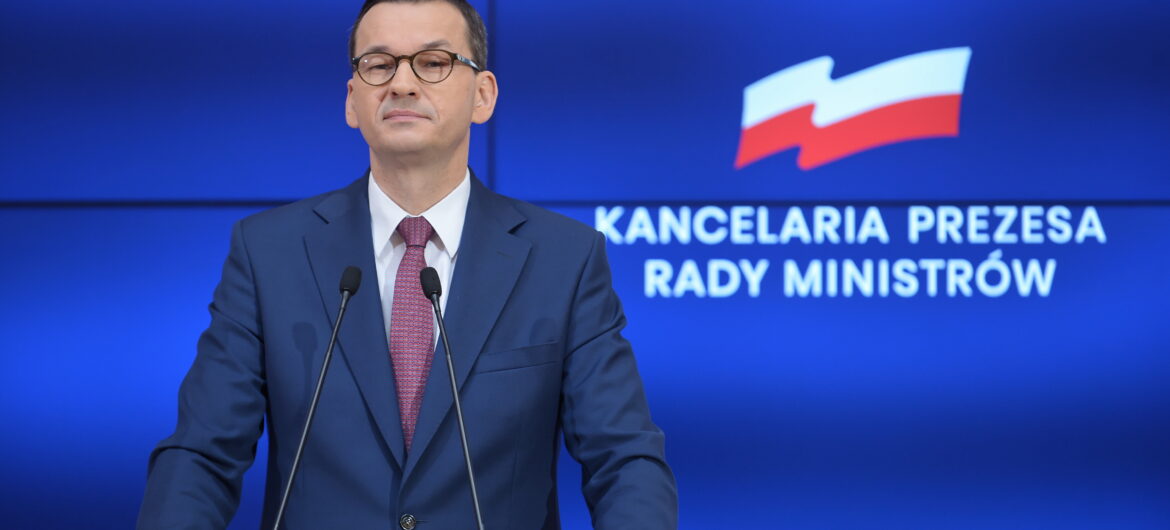 Premier Morawiecki: “Kibice piłkarscy będą mogli zająć 25 proc. miejsc na stadionach. To sygnał powrotu do nowej normalności”