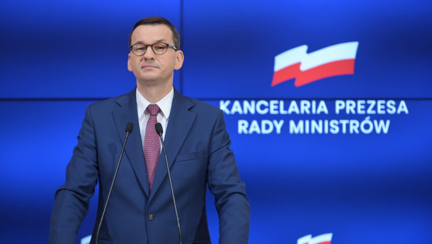 Premier Morawiecki: “Kibice piłkarscy będą mogli zająć 25 proc. miejsc na stadionach. To sygnał powrotu do nowej normalności”