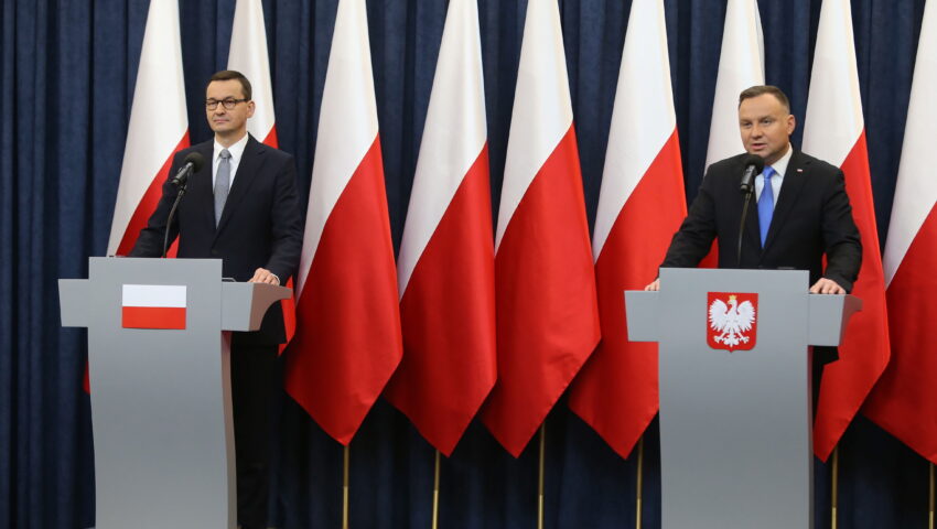 Premier Mateusz Morawiecki podczas wspólnej konferencji z prezydentem Andrzejem Dudą